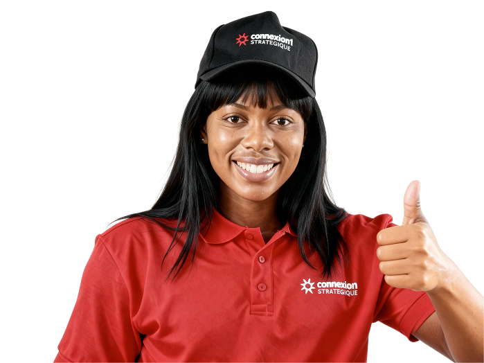 Femme souriante avec casquette Connexion Stratégique faisant un pouce en l'air